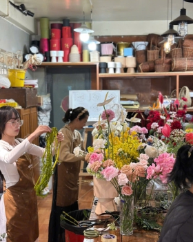 Lớp Học Cắm Hoa Cho Học Viên