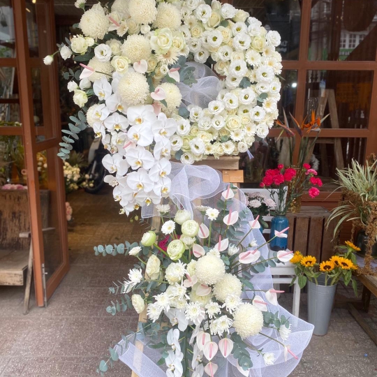 Kệ hoa tươi chia buồn hiện đại - kệ hoa đẹp LV 7423